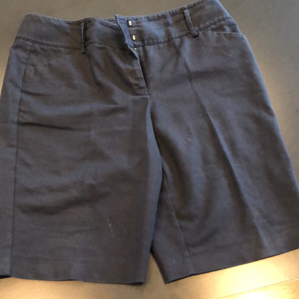Dana Buchman cotton 97% walking short.